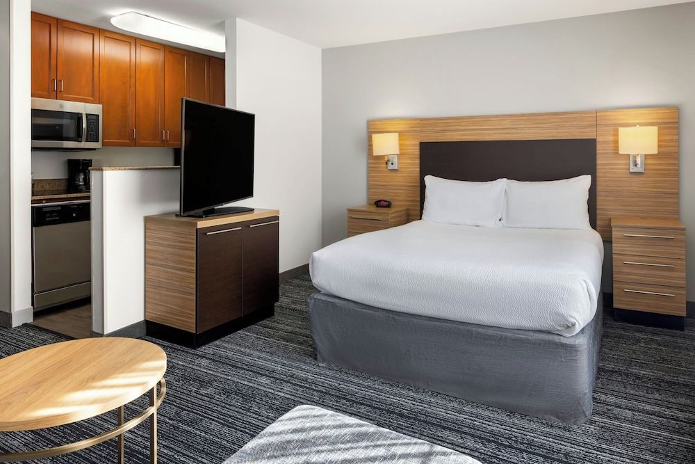 Studio, 1 Queen Bed with Sofa bed, Non Smoking, City View (Mobility/Hearing Accessible, Tub)