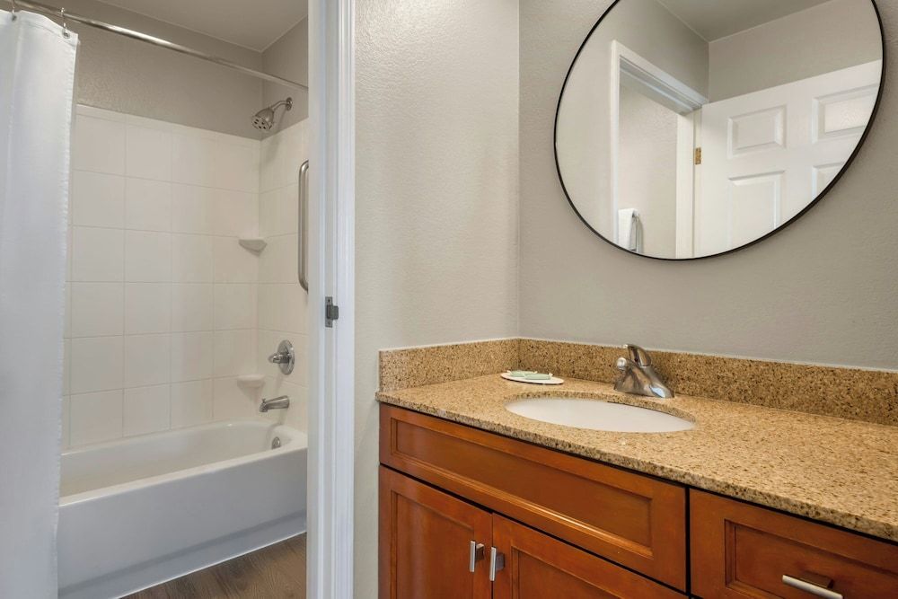 Suite, 1 Double Bed (Mobility/Hearing Accessible, Tub)