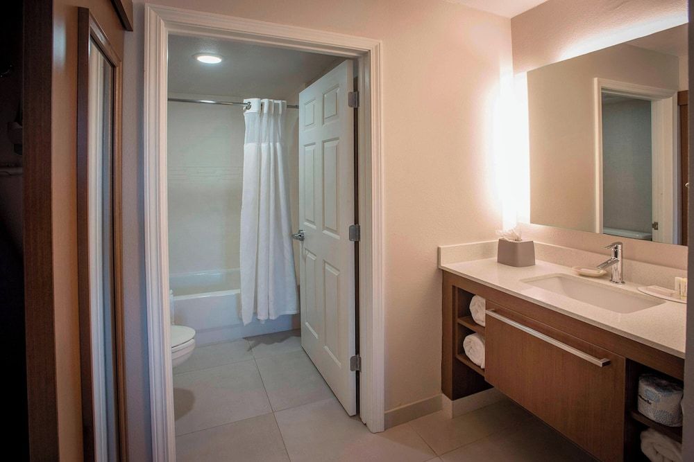 Suite, 1 Bedroom (Mobility/Hearing Accessible, Tub)