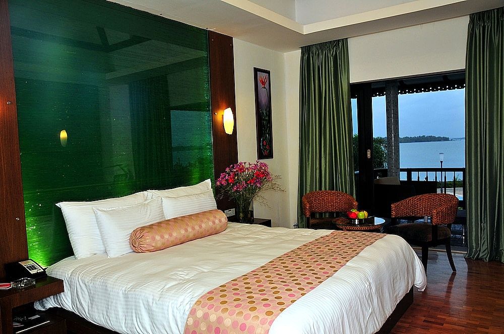 Ramada Resort by Wyndham Cochin 1 King Bed Smoking Lake View Cottage Room