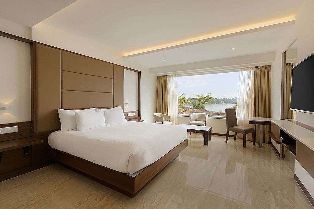 Junior Suite, 1 King Bed, Non Smoking, Lake View