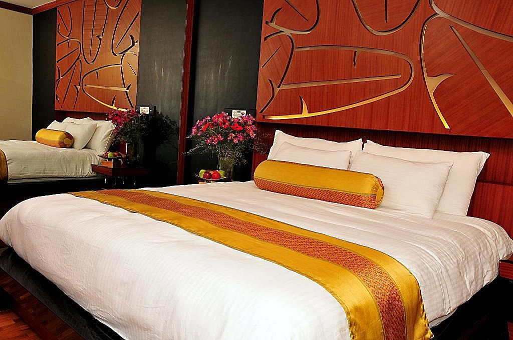 1 King Bed Non Smoking Luxury Lake View Room