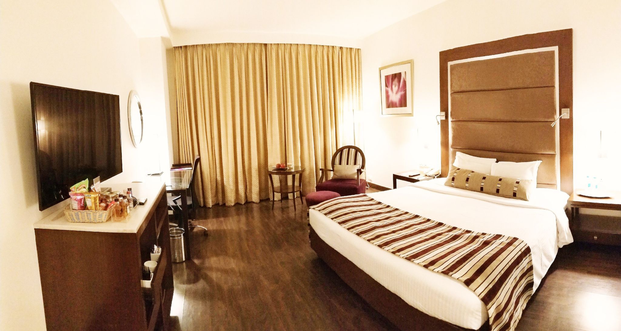Royal Orchid Central, Pune Deluxe Room with Bathtub 8