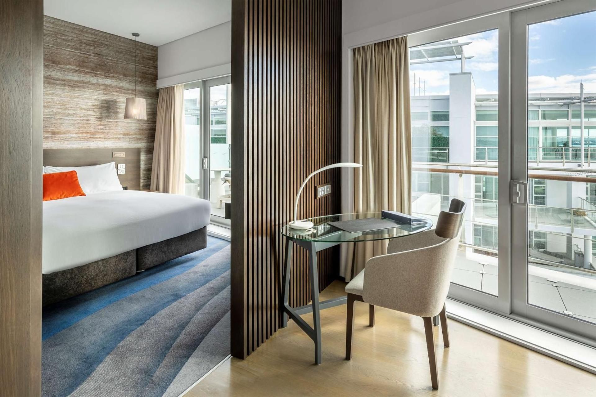 KING PORT SUITE