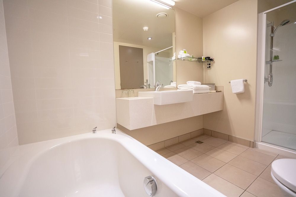 Scenic Hotel Bay of Islands Deluxe Room, 1 King Bed 4