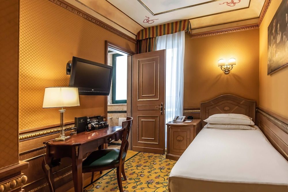 undefined River Palace Hotel 5