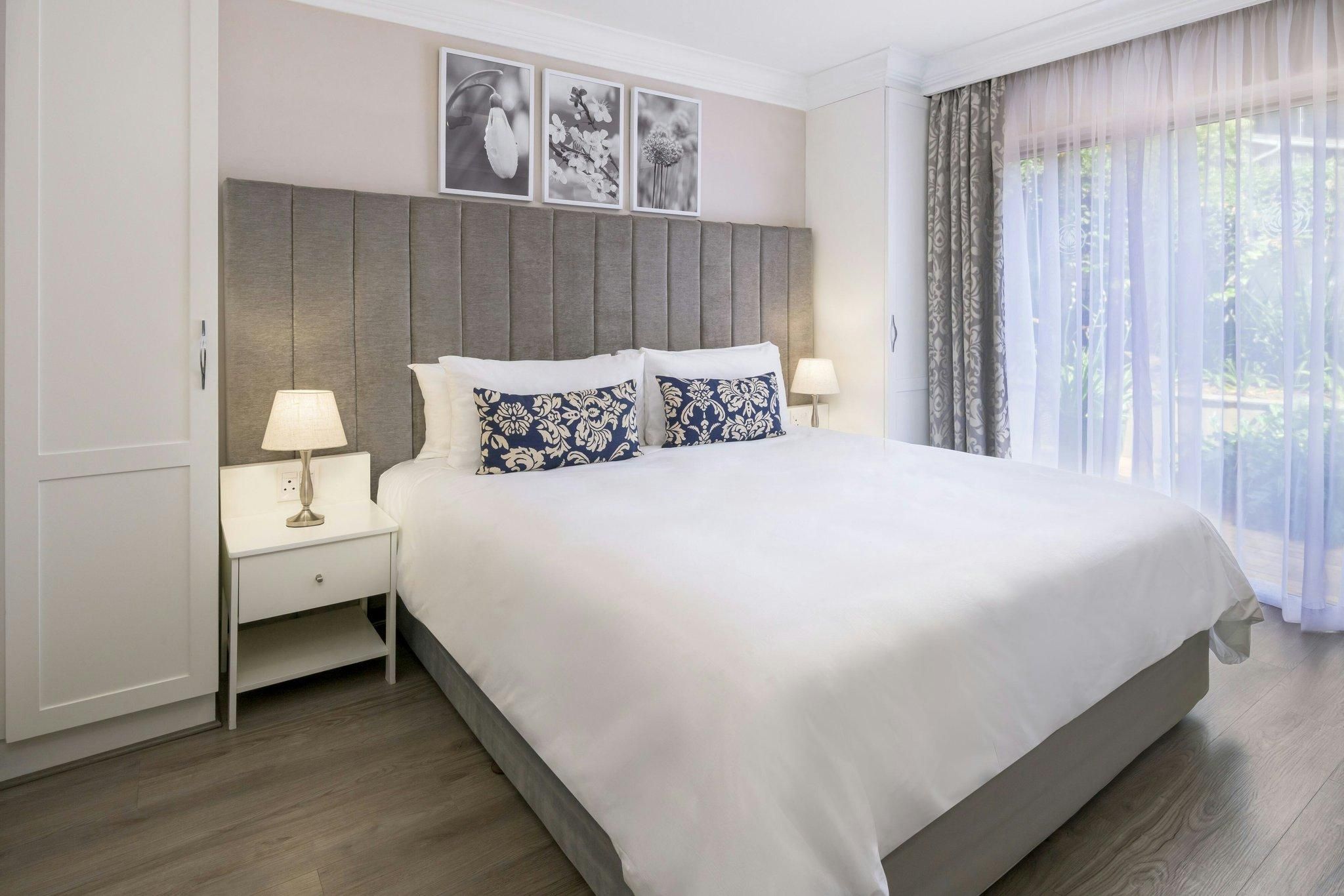 2 Bedroom Suite, Bedroom 1: 1 King, Bedroom 2: 2 Twin