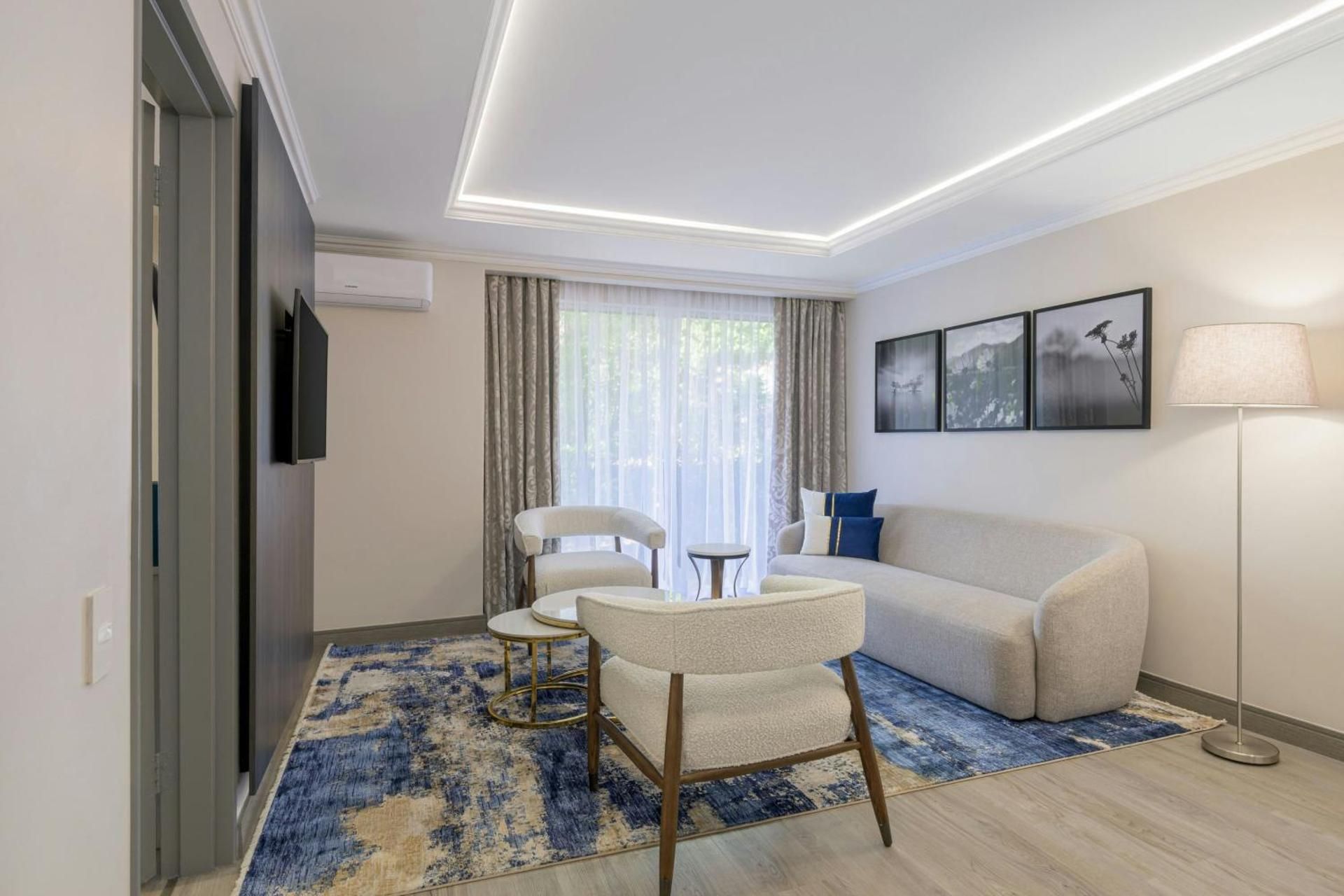 2 Bedroom Suite, Bedroom 1: 1 King, Bedroom 2: 2 Twin