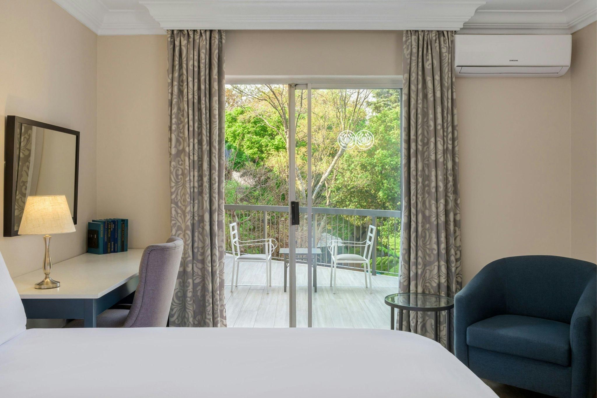 Guest room, 1 King, Garden View, Balcony