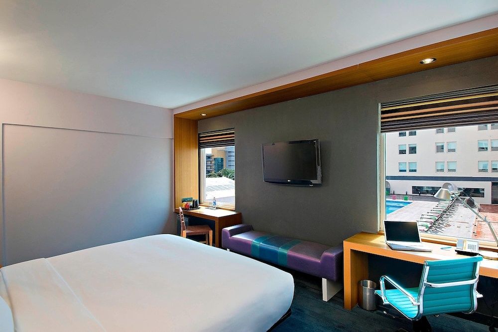 Room, 1 King Bed, Pool View