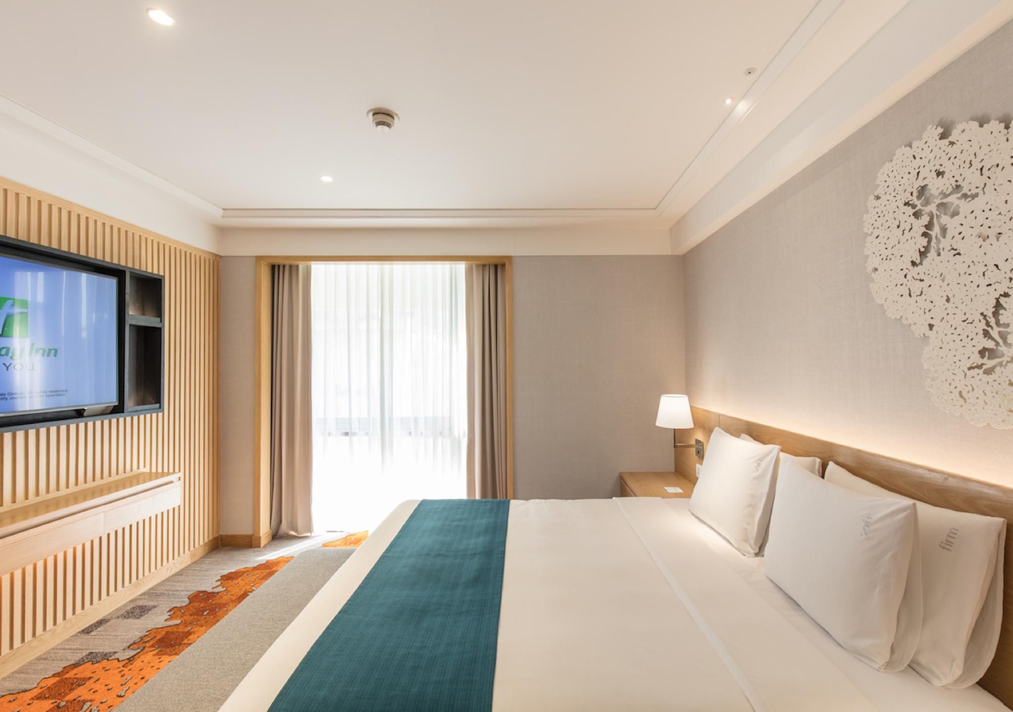 1 King 1 Bedroom Suite Living Area