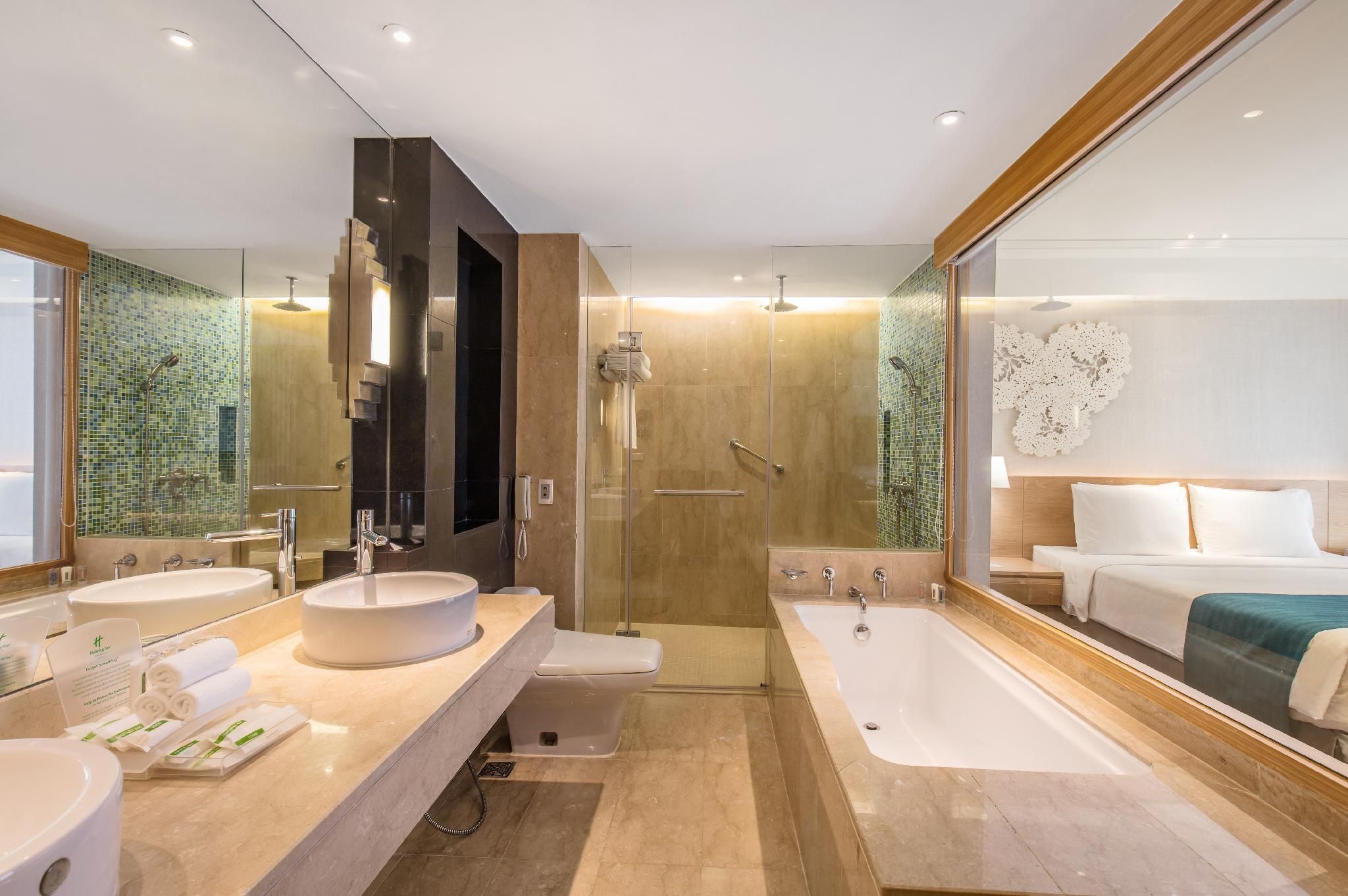 1 King 1 Bdrm Suite Living Area Bathtub