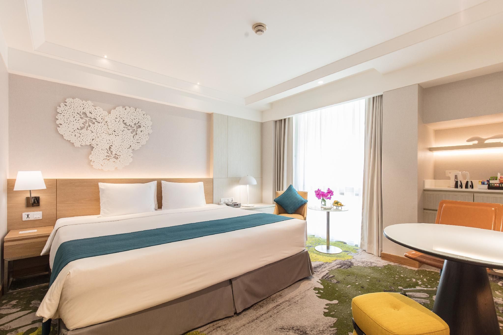 1 King Premium Lounge Access