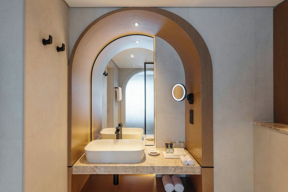 Sheraton Jumeirah Beach Resort Deluxe Room, 1 King Bed, Non Smoking, Sea View 9