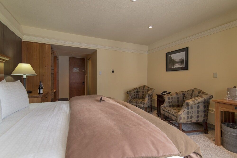 Deer Lodge Superior Room, 1 King Bed (Heritage) 2