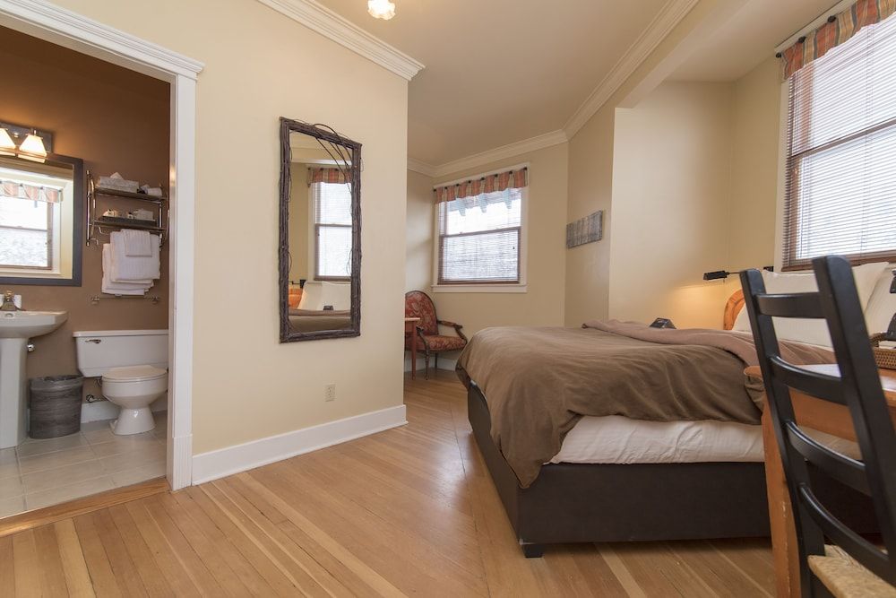 Deer Lodge Traditional Room, 1 Queen Bed (Tower)