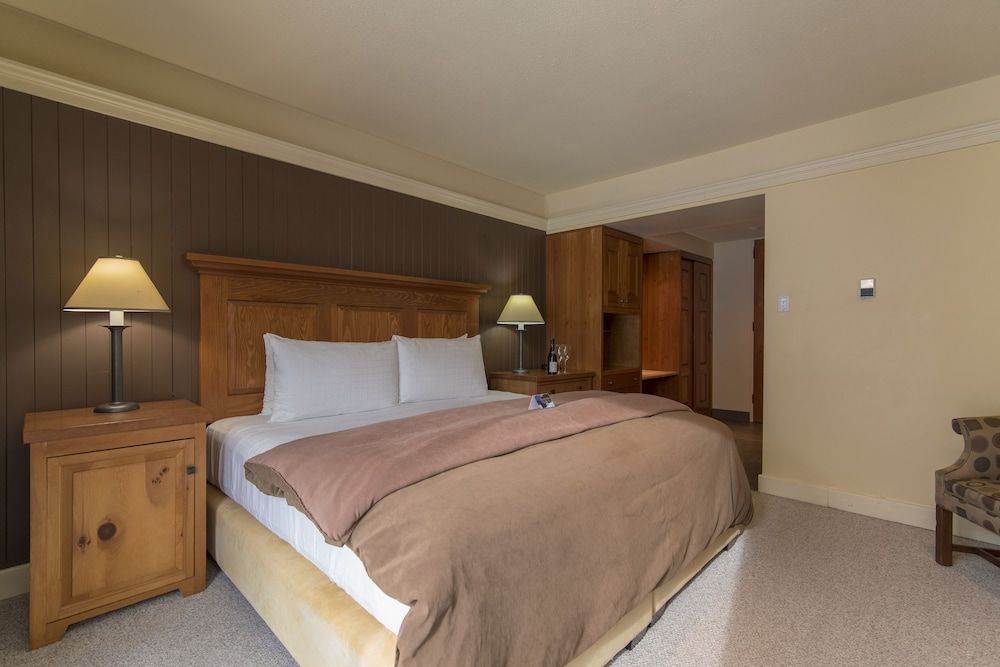 Deer Lodge Superior Room, 1 King Bed (Heritage)