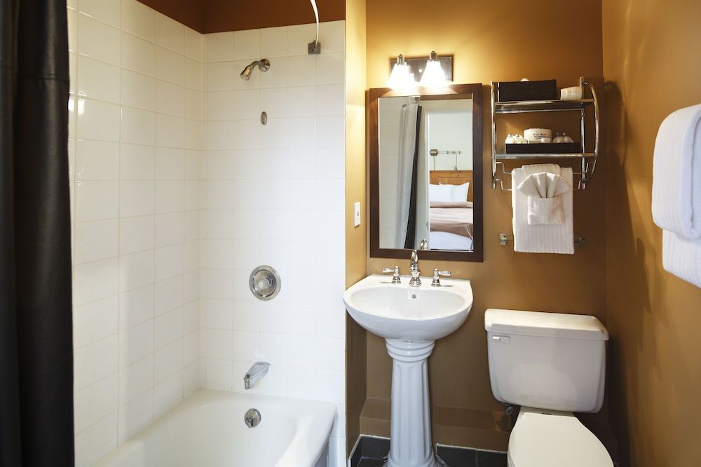 Deer Lodge Traditional Room, 1 Queen Bed (Tower) 4