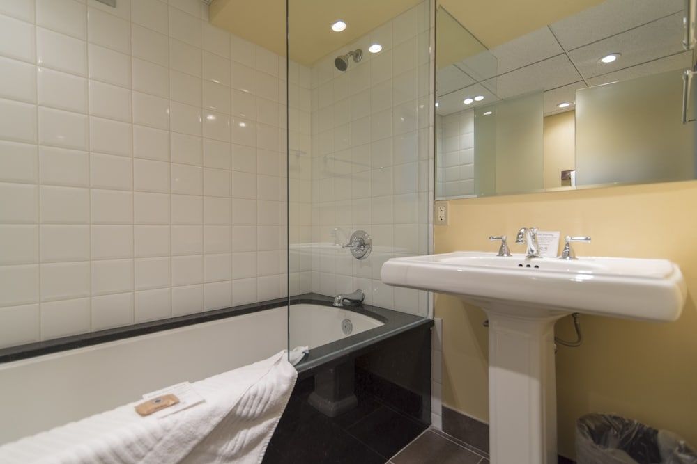 Deer Lodge Superior Room, 1 King Bed (Heritage) 4