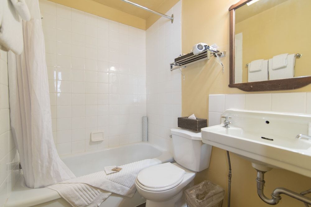 Deer Lodge Traditional Room, 1 Queen Bed (Tower) 5