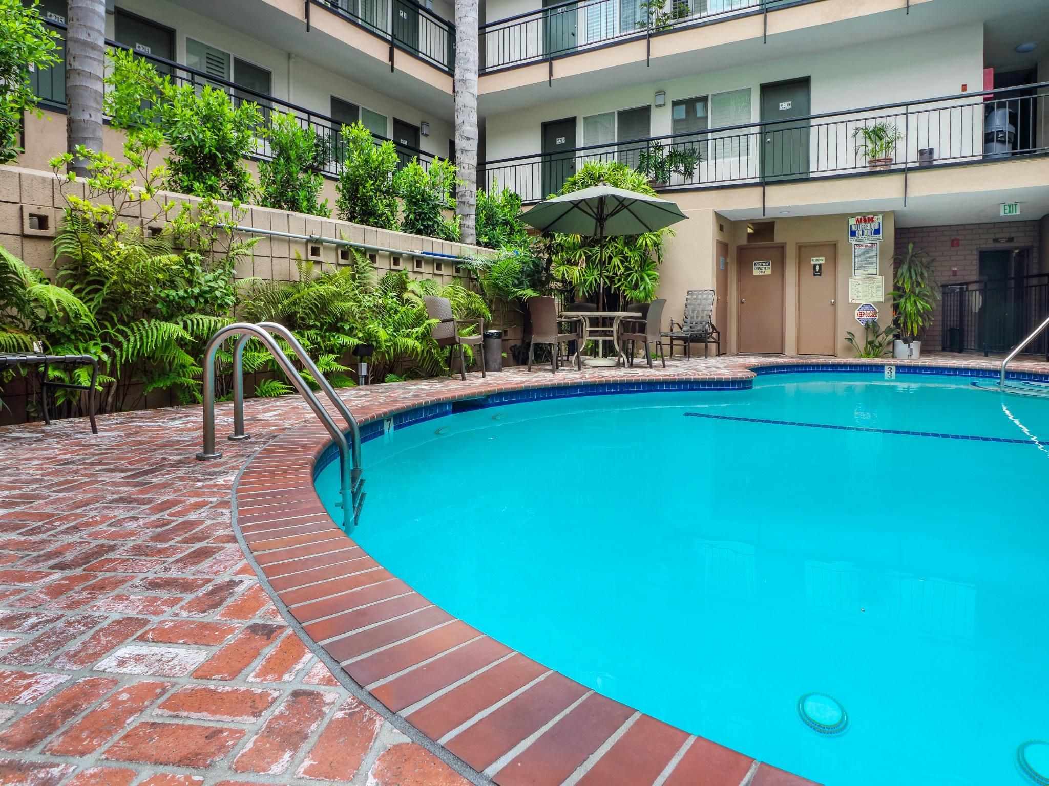 swimming pool [outdoor]