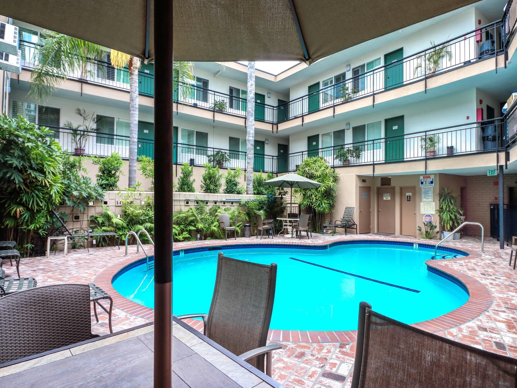 swimming pool [outdoor]