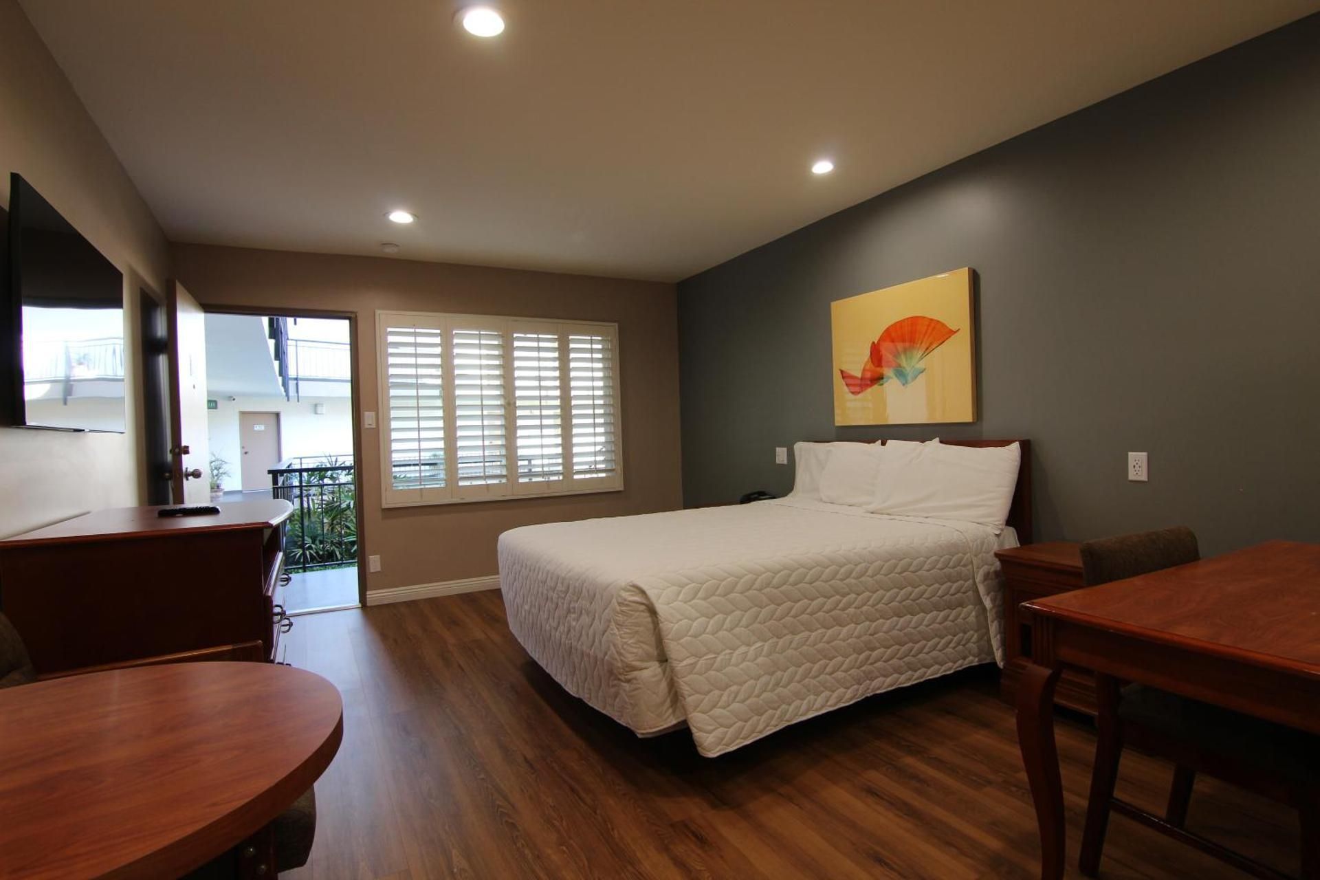 Standard Queen Bedroom