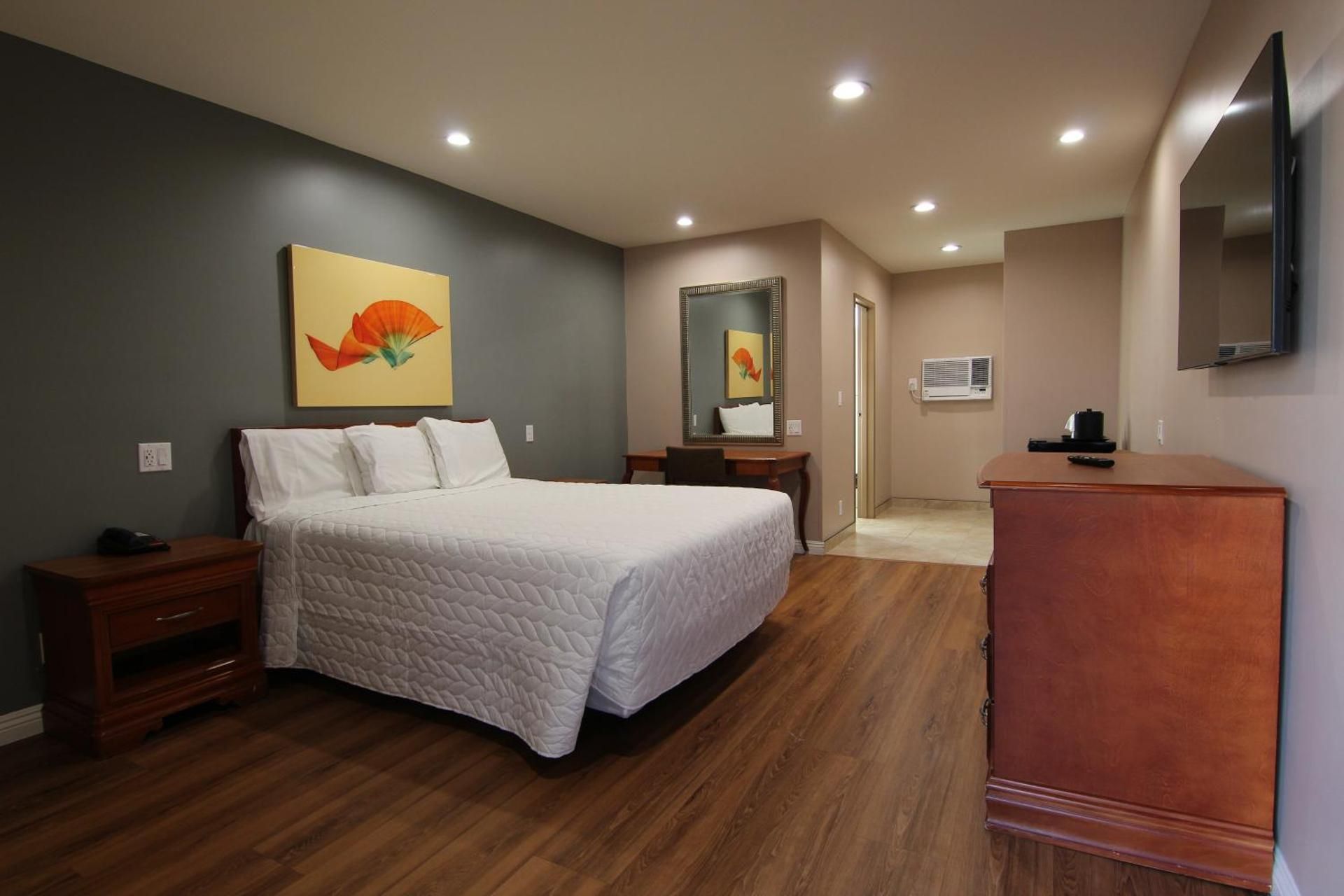 Standard Queen Bedroom