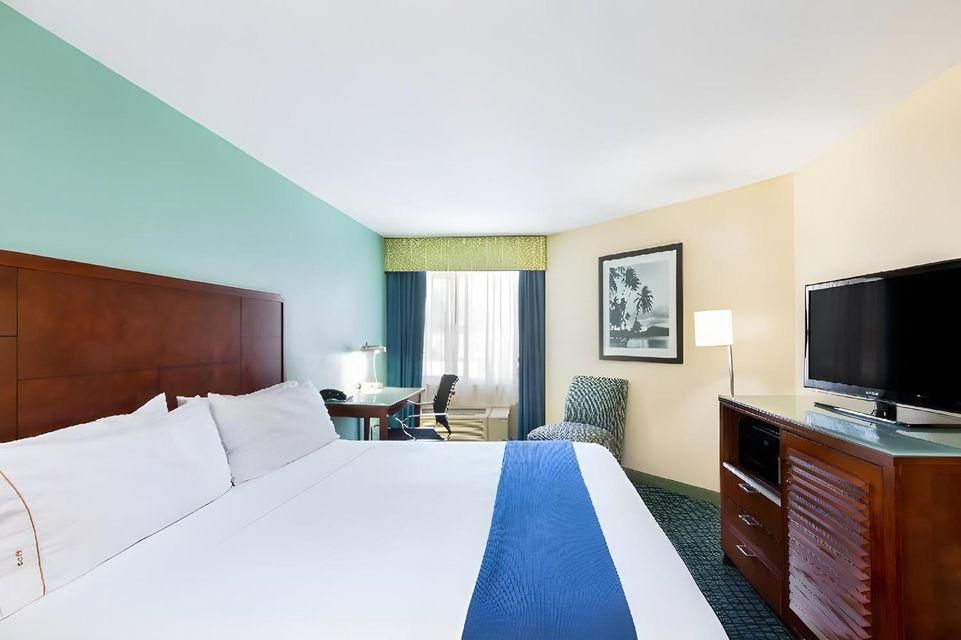 King Room with Roll-In Shower - Mobility Accessible
