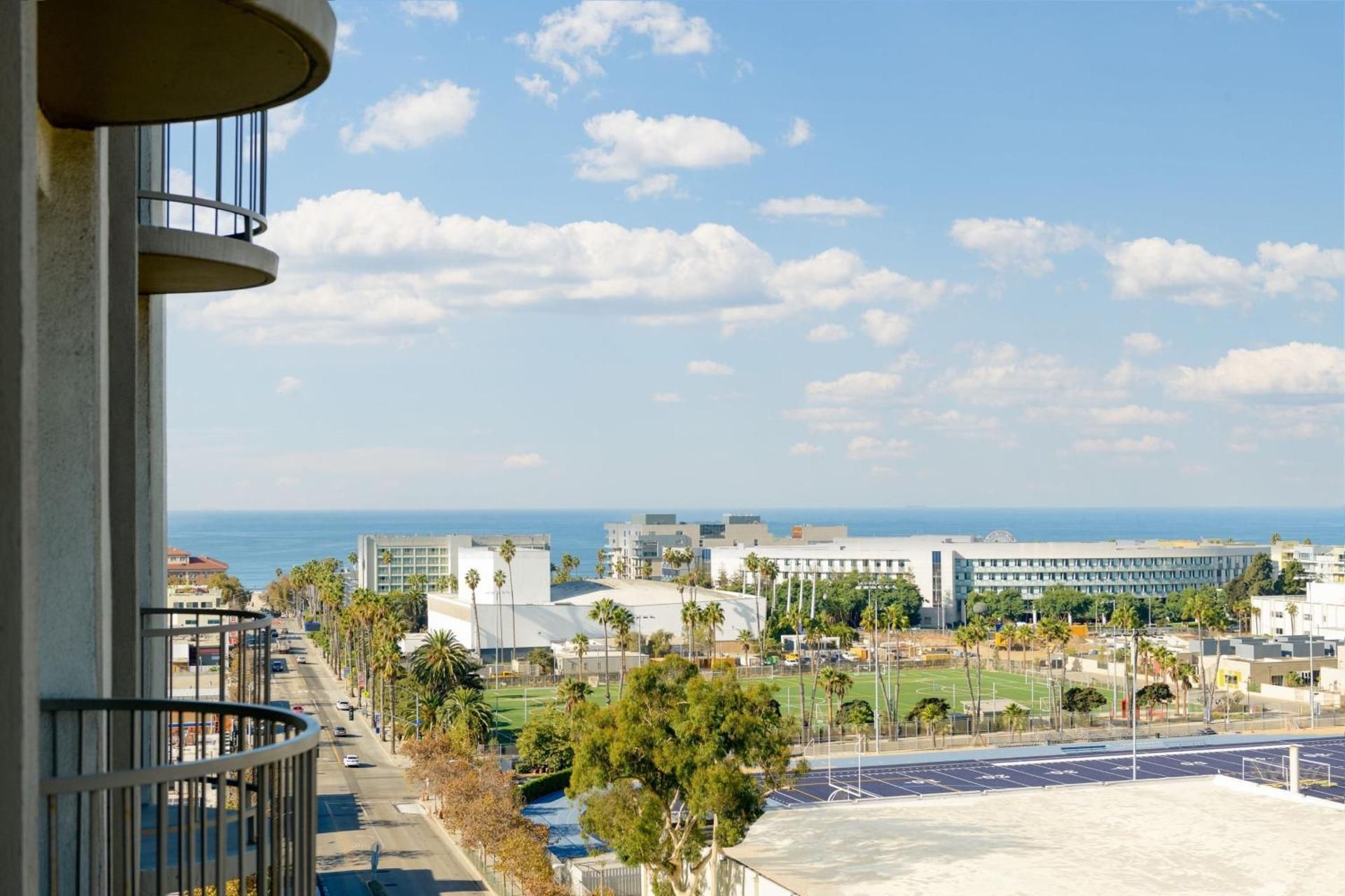 1 King Bed City View