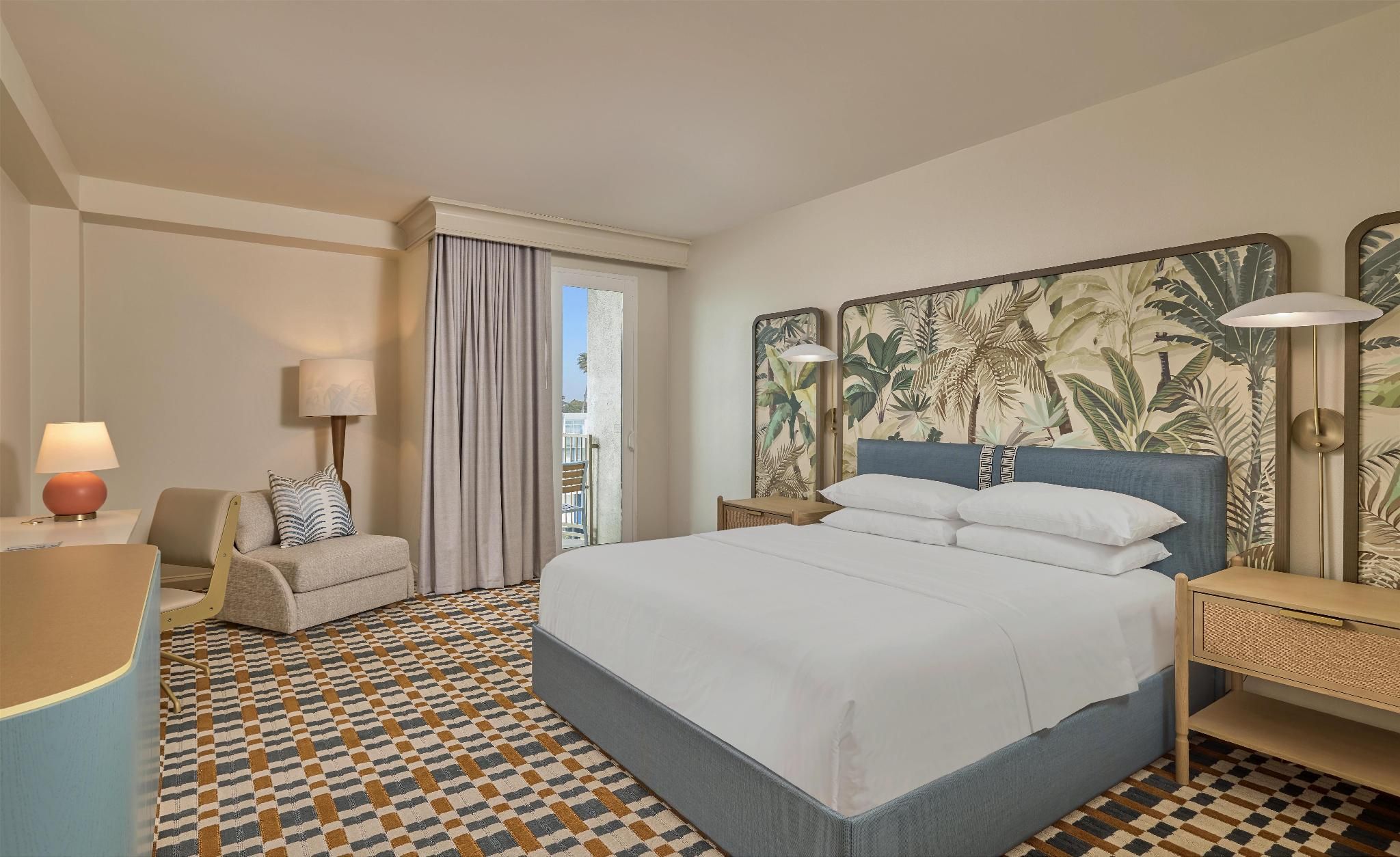 1 Queen Bed Coastal Suite With Balcony Accessible Roll-in Shower