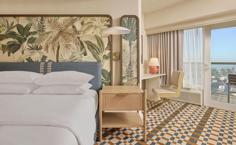 Suite, 1 King Bed (Sunset)