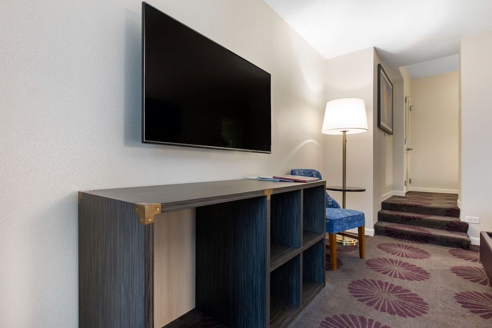 The Chicago Hotel Collection - Magnificent Mile Room, 1 King Bed, Accessible, City View 5