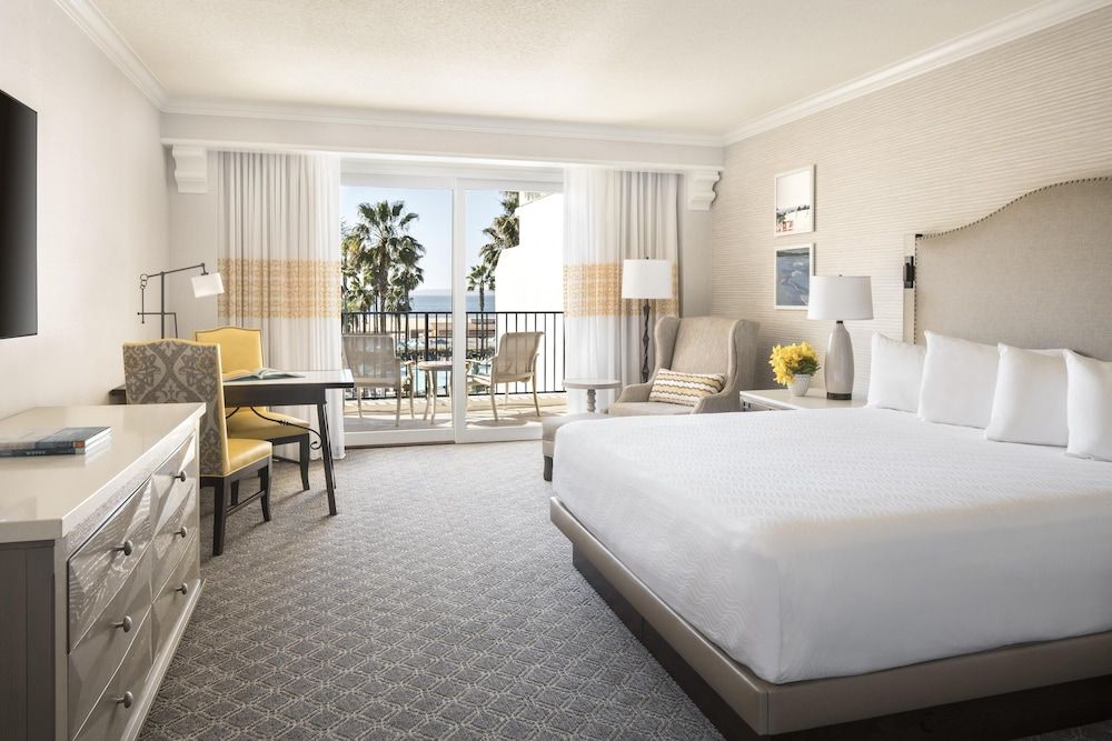 Deluxe Room, 1 King Bed, Partial Ocean View