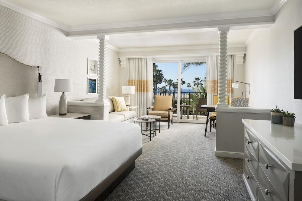Deluxe Room, 1 King Bed, Partial Ocean View (Oversize)