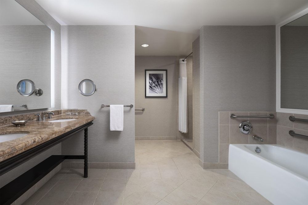 Standard Room, 1 King Bed, Accessible (Shower)