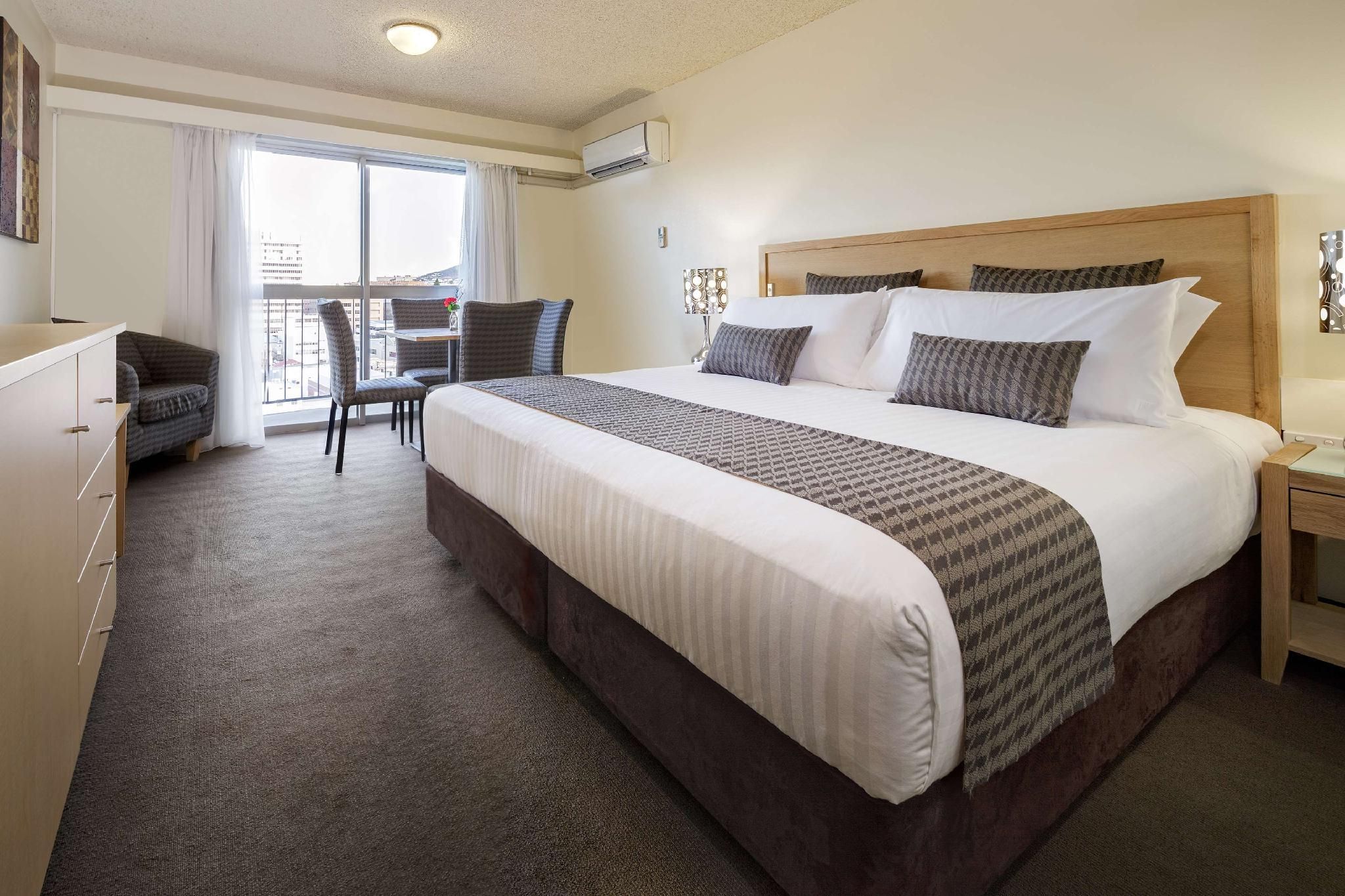 Suite - 1 King 2 Singles, Nonsmoking, Family Room, One Bedroom, Balcony
