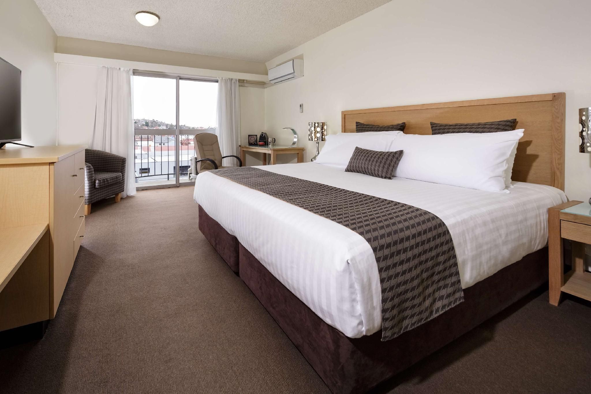 1 King Bed, Nonsmoking, Executive, Balcony