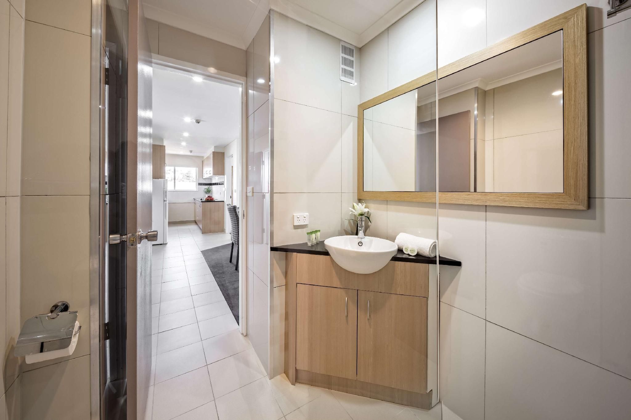 Apartment - 1 King 2 Singles, Nonsmoking, Two Bedrooms, Full Kitchen, Balcony, Air Conditioning