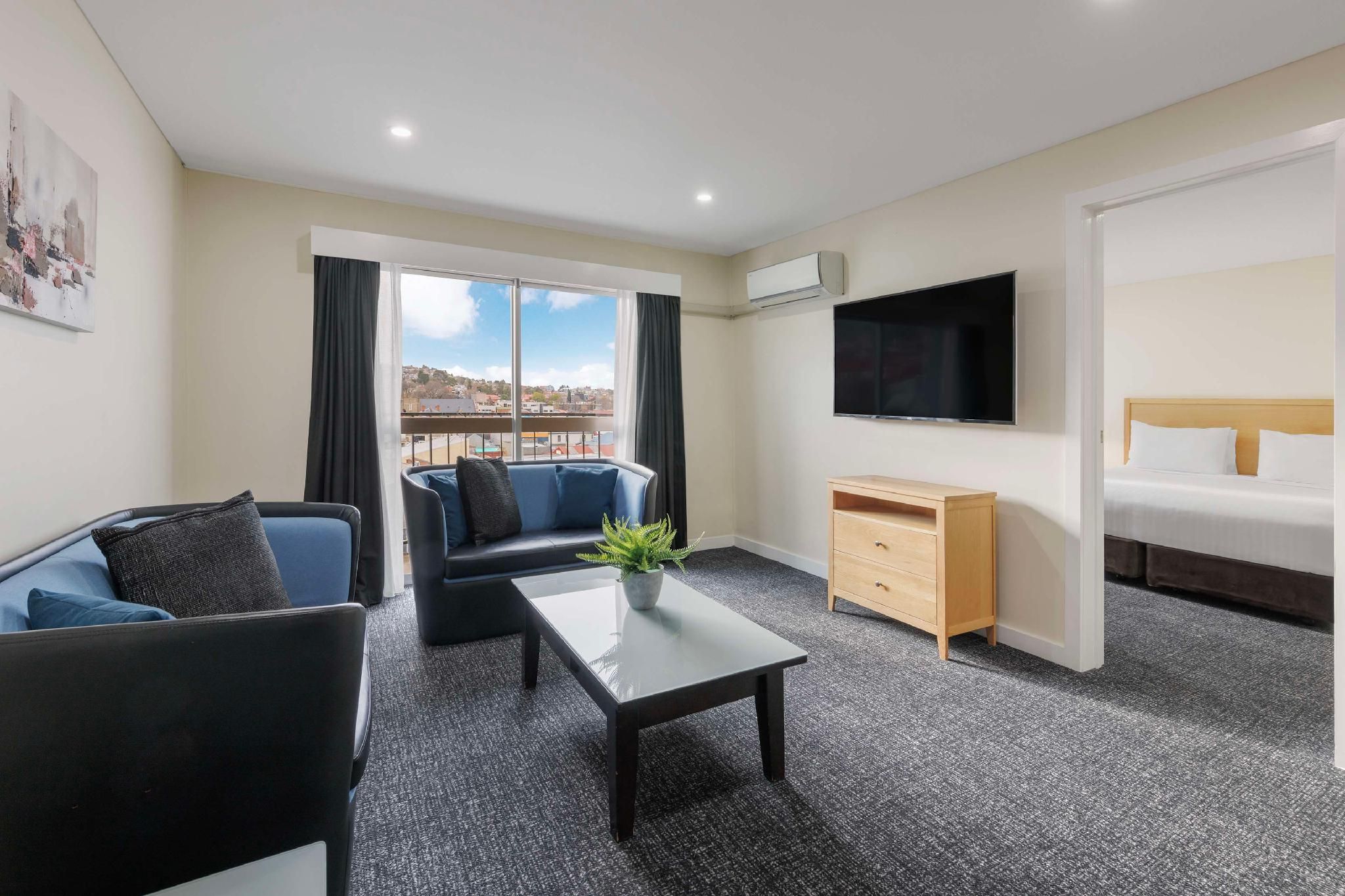 Apartment - 1 King 2 Singles, Nonsmoking, Two Bedrooms, Full Kitchen, Balcony, Air Conditioning