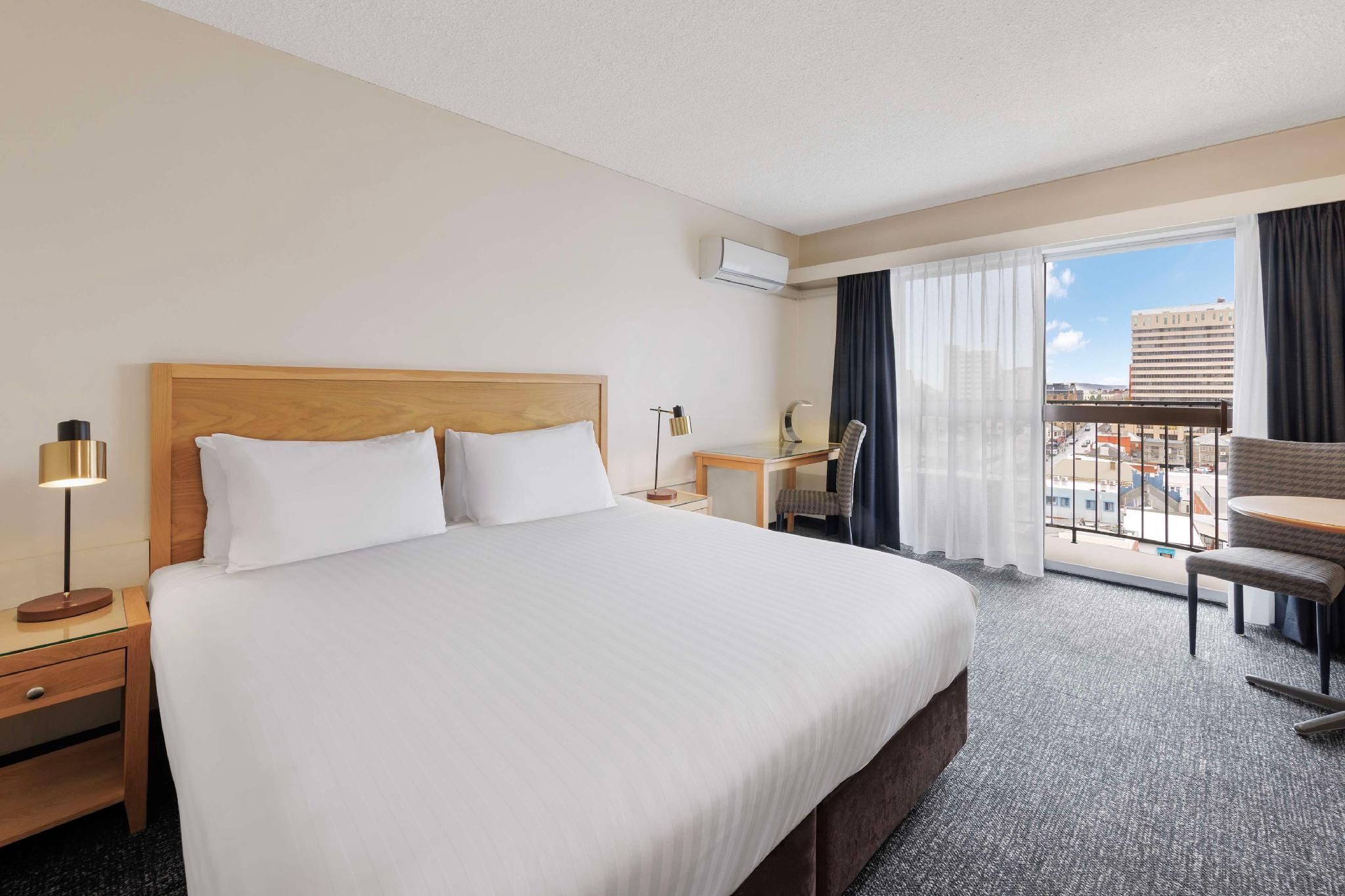 1 King Bed, Nonsmoking, Air Conditioning, Balcony