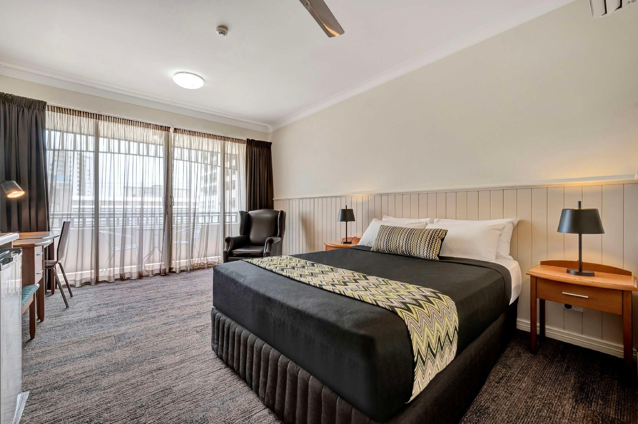 1 Queen Bed, Nonsmoking, Executive Room, Air Conditioning, Bathtub