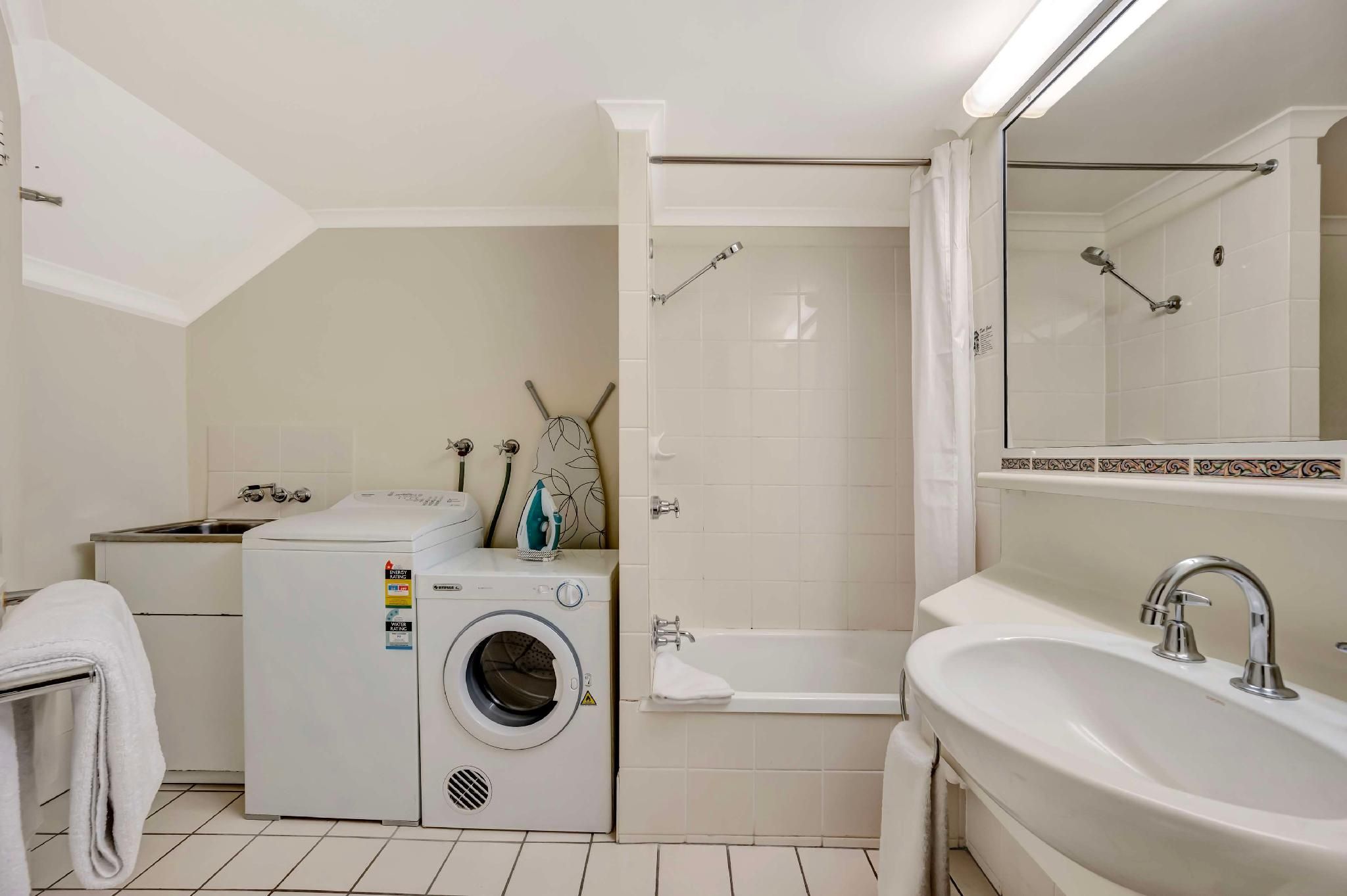 Apartment - Queen Bed, Nonsmoking, Split Level, One Bedroom, Full Kitchen, Dining Area, Bathtub