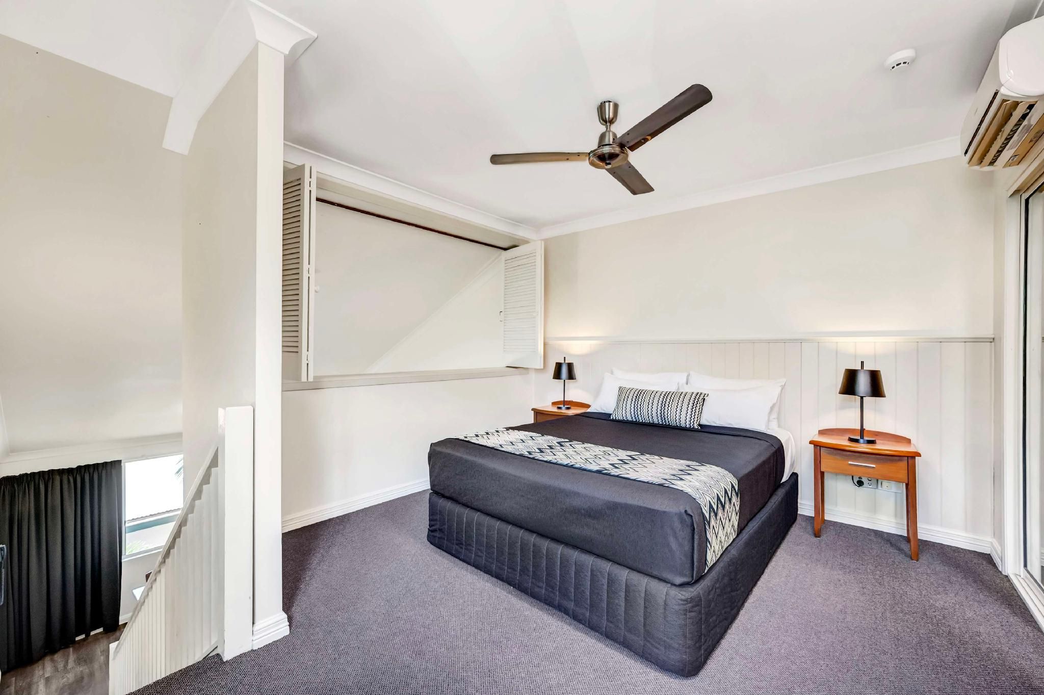 Apartment - Queen Bed, Nonsmoking, Split Level, One Bedroom, Full Kitchen, Dining Area, Bathtub