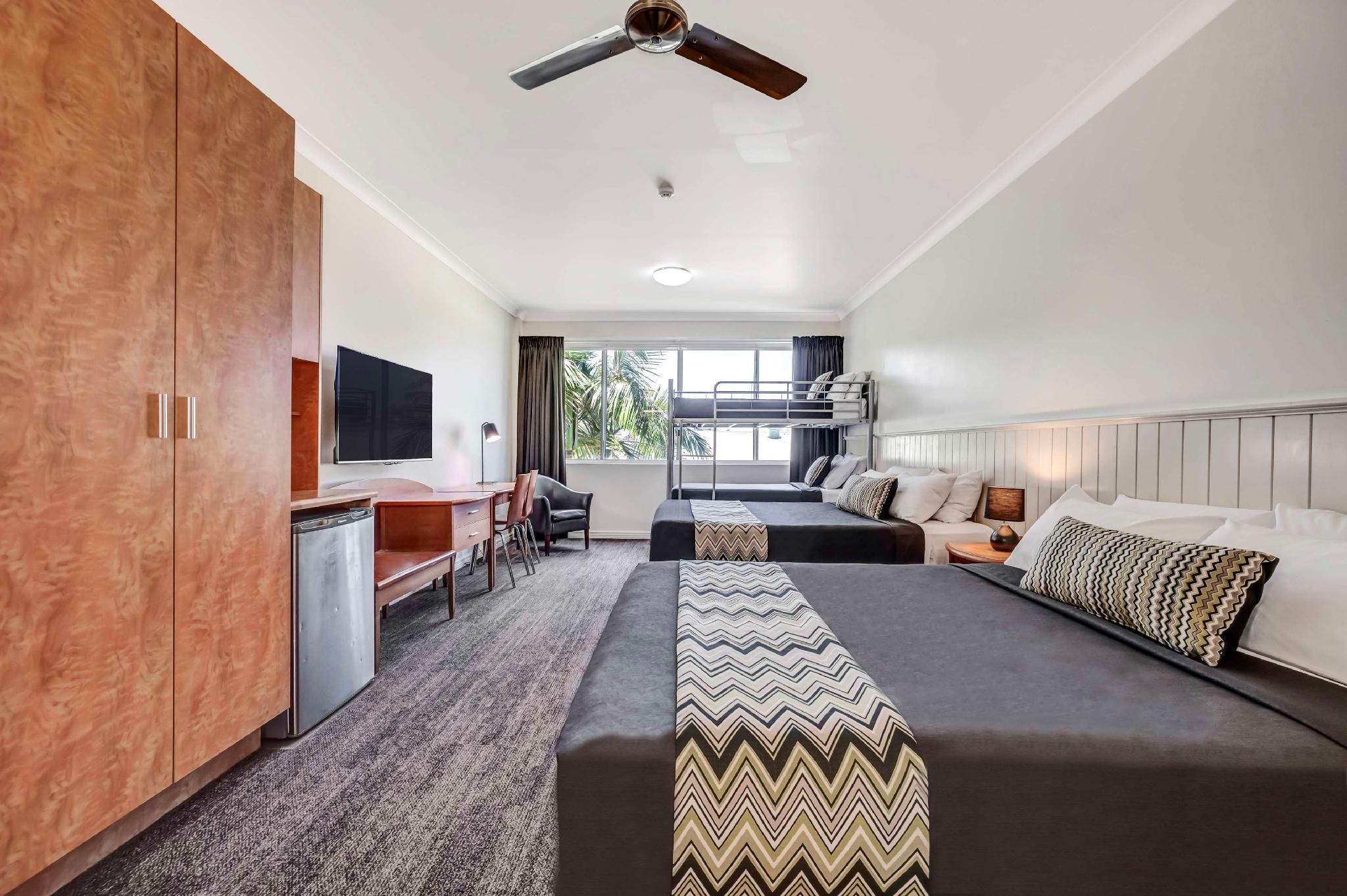 2 Queen 1 Bunk Bed, Nonsmoking, Executive Room, Family Room, Air Conditioning