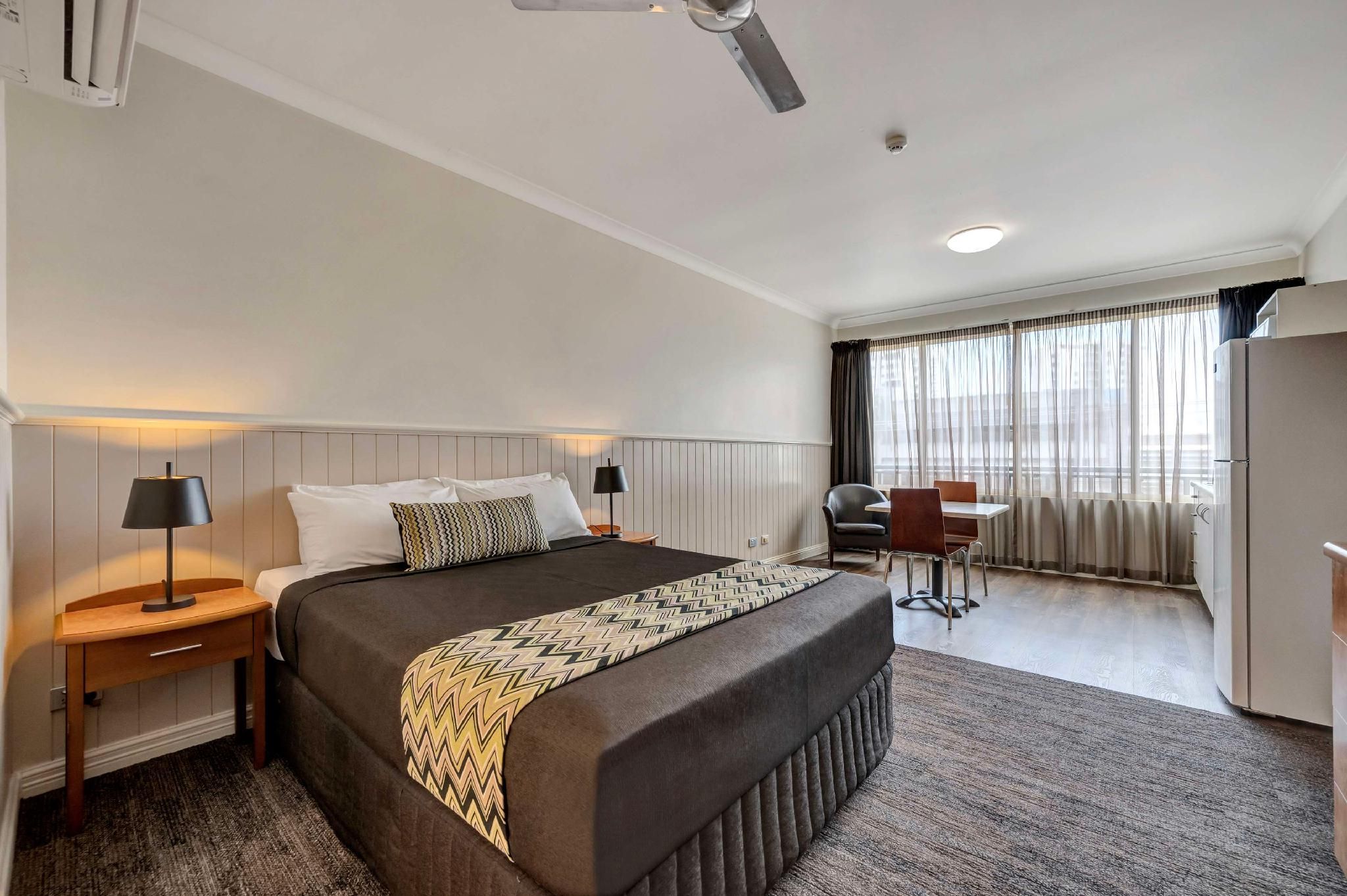 Suite-1 Queen Bed, Non-Smoking, Executive Room, Kitchenette, Dining Area, Wi-Fi, Bathtub