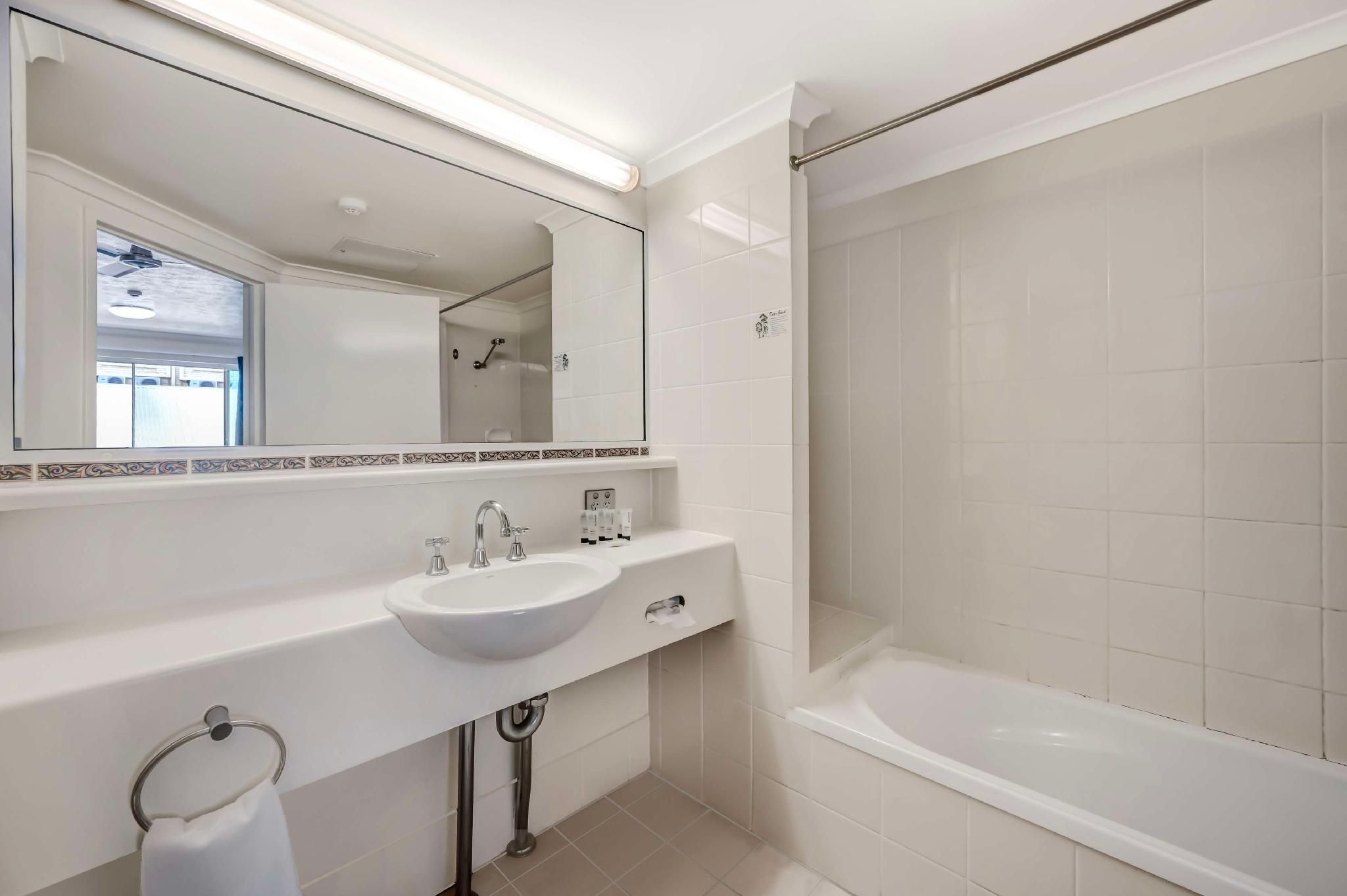 Suite-1 Queen Bed, Non-Smoking, Executive Room, Kitchenette, Dining Area, Wi-Fi, Bathtub
