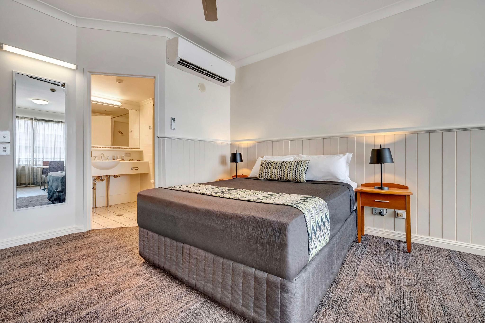 City Oasis Inn Townsville, SureStay Collection by BW Cottage - 1 Queen 2 Single Beds, Nonsmoking, Two Bedrooms, Balcony, Kitchen, Living Room, Laundry