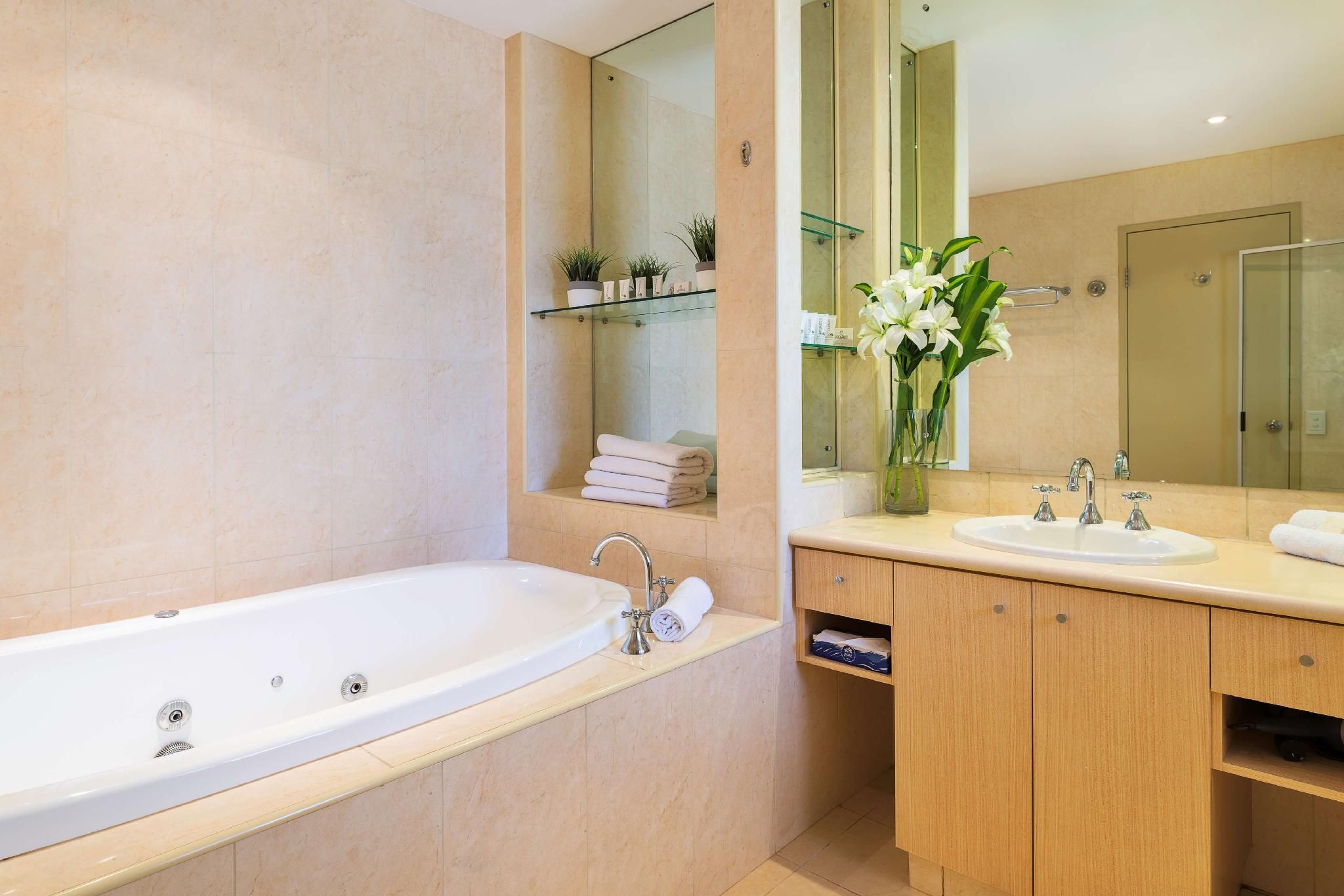 Deluxe King Spa Studio