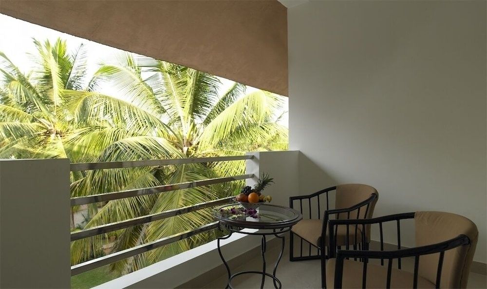 Royal Orchid Resort & Convention Centre Bangalore Deluxe Room with Bathtub 6